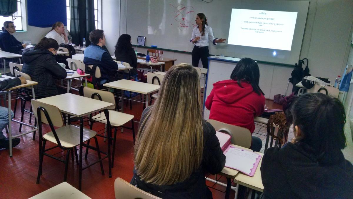 Drª Daniela Cristina Beilner Horz em palestra sobre Saúde Bucal
