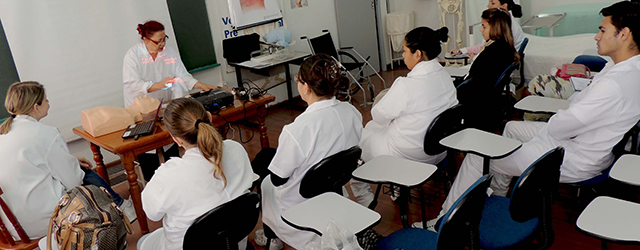 Estágio Técnico em Enfermagem Professora demonstrando práticas no estágio de curso técnico em enfermagem