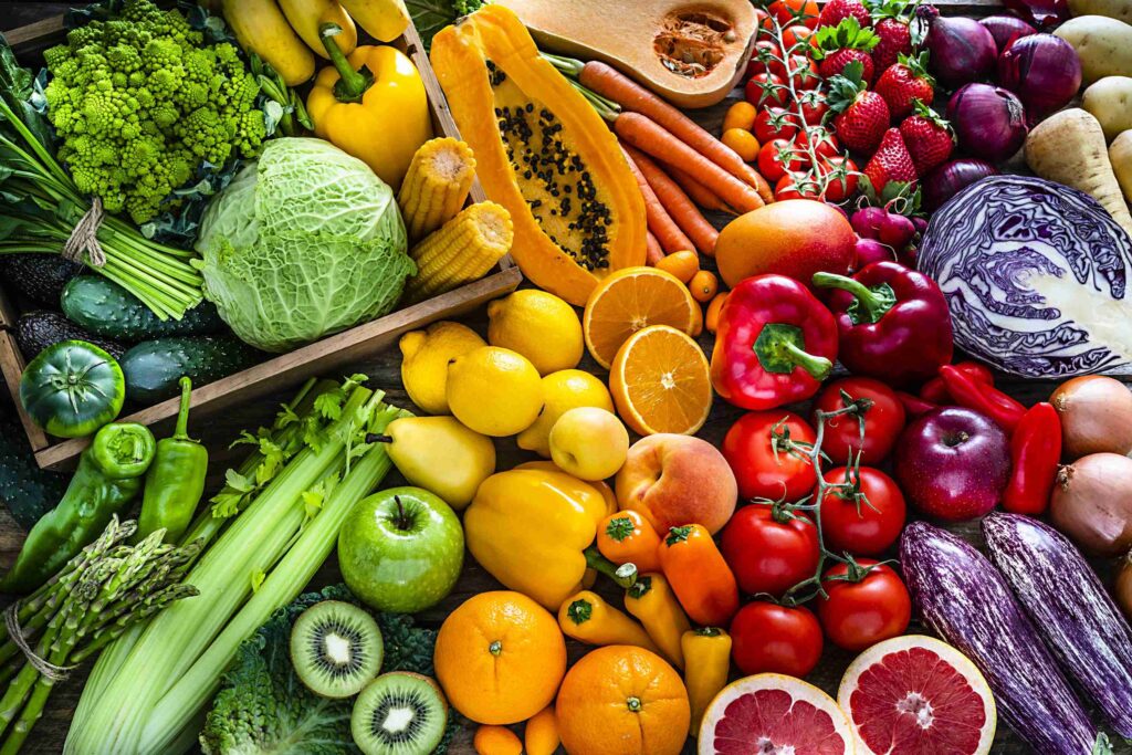 frutas e verduras verdes amarelas e vermelhas separadas em linhas